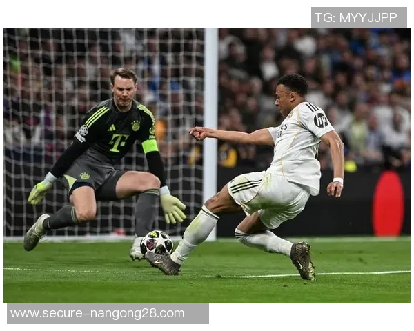 诺伊尔的传奇之路：从青涩少年到世界最佳门将的蜕变与荣耀